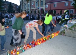 Студенти Уманського НУС разом із молоддю міста взяли участь у святковій свічковій ході, яка завершилася покладанням запалених лампадок до підніжжя Обеліска Слави